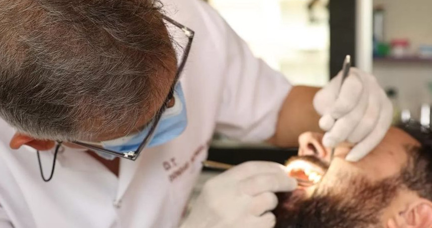 Geçmeyen ağız kokusunun nedeni diş sorunları olabilir