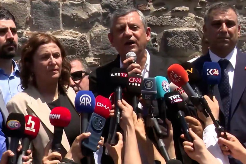 Özgür Özel Diyarbakır'da: Güne Selahattin Demirtaş'ın selamıyla başladık