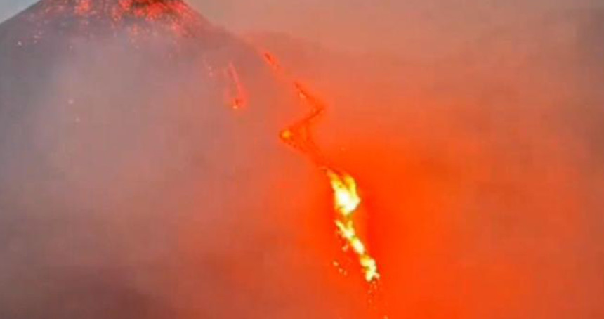 Etna Yanardağı'nda volkanik hareketlilik: Alarm seviyesi yükseltildi