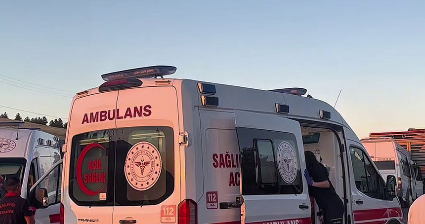 Malatya'da mevsimlik tarım işçilerini taşıyan minibüs tıra çarptı: 3'ü ağır 18 yaralı