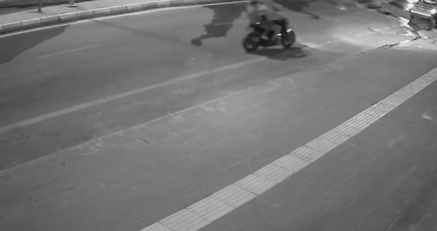 Mardin’de MASKELİ 2 ŞÜPHELİ İŞ YERİNE SİLAHLI SALDIRI DÜZENLEDİ; O ANLAR KAMERADA