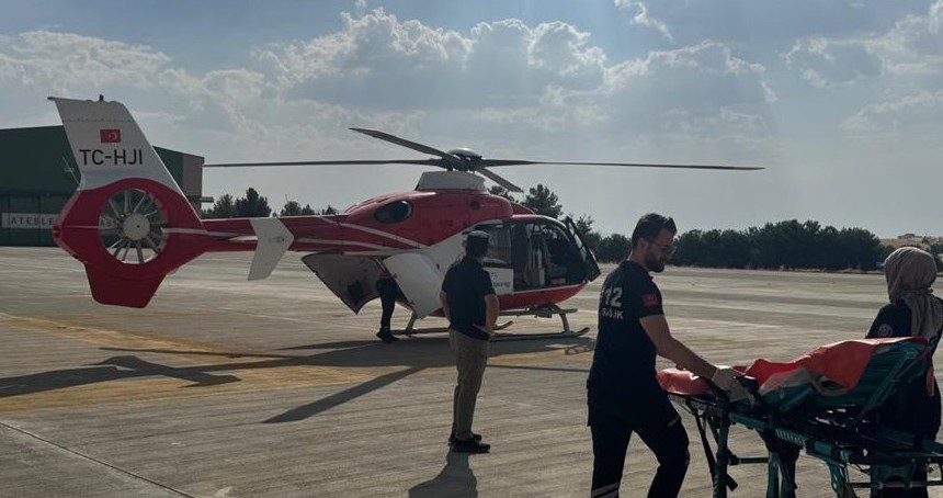 Siirt'te beyin kanaması geçiren kadın hasta hava ambulansıyla hastaneye ulaştırıldı