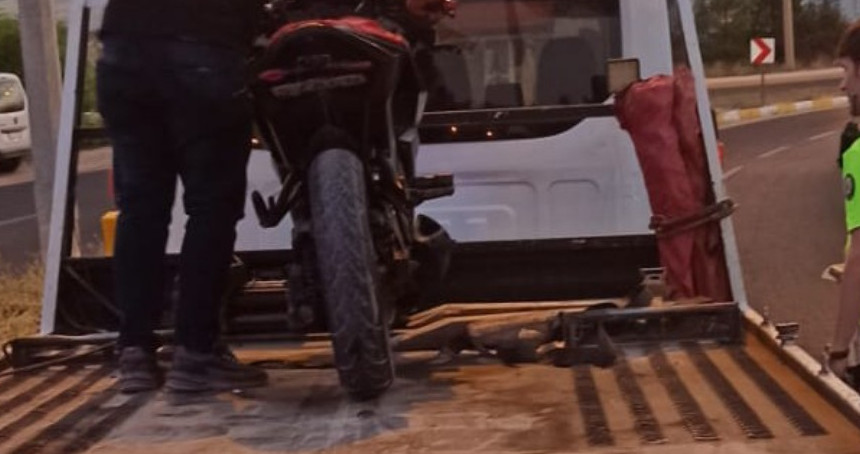 Motosiklet elektrik direğine çarptı: Sürücü ağır yaralandı 