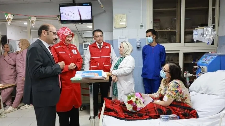 Türk Kızılay Genel Başkanı Yılmaz, Kahire'de Gazze'den gelen hastaları ziyaret etti