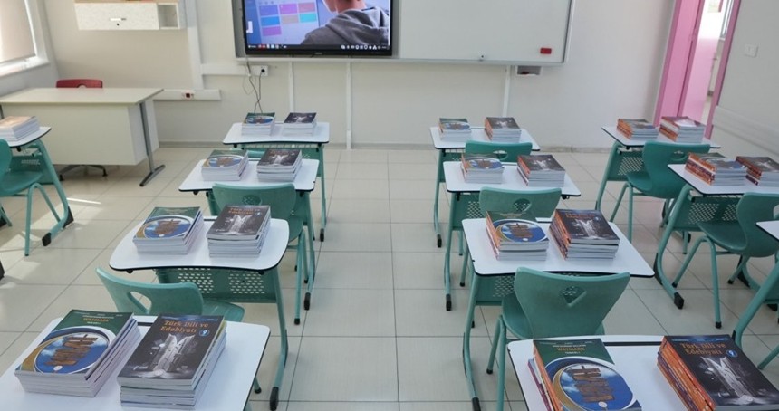 Ücretsiz ders kitapları, sıralardaki yerini almaya başladı