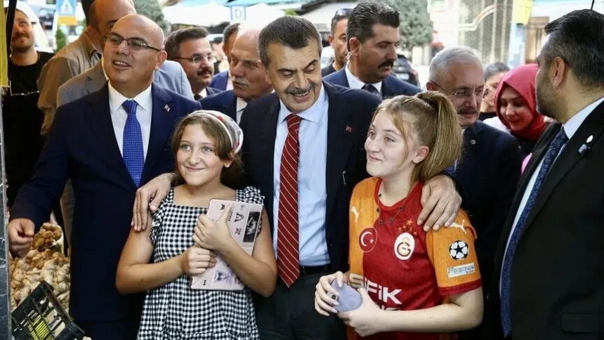 Bakan Tekin: Eğitim öğretimin ilk haftasında tüm okullarımızda demokrasi ve insan hakları temalı etkinlikler olacak