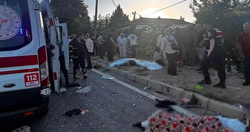 Düzce'de Urfalı fındık işçilerini taşıyan araç tırla çarpıştı; 4 ölü, 9 yaralı