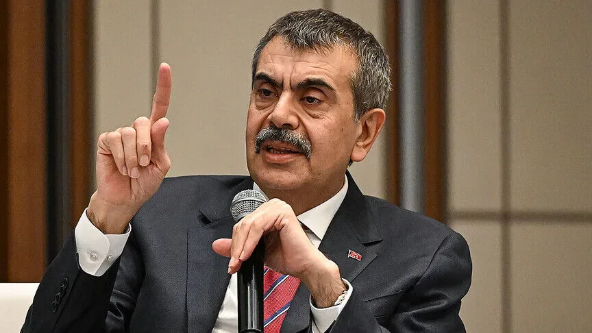 Bakan Tekin: Öğretmenlerden ya kılık kıyafet yönetmeliğine uygun giyinmesini talep edecektik ya önlük tercih edecektik