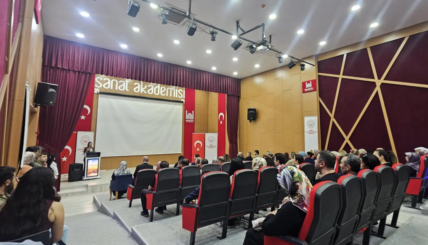 Koruyucu Çocuk Uyarısı: "Kimsesiz Değil, Kimse 'Siz' Olabilirsiniz"