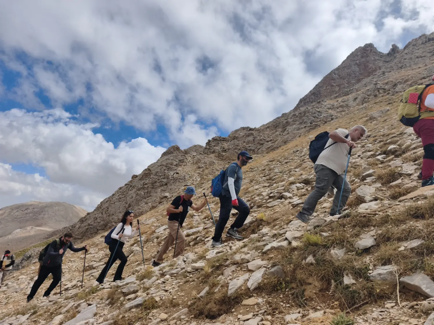 Mardinli Dağcılar Mereto Dağı’nın zirvesine ulaştı