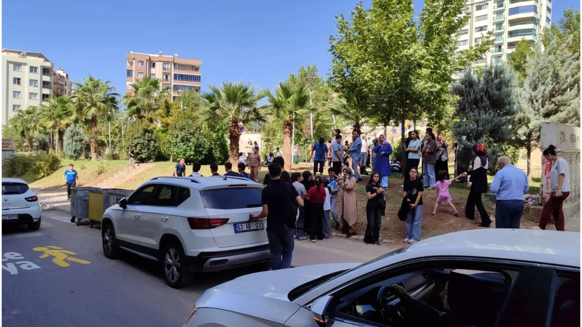 Deprem tedirginliği: Vatandaşlar açık alanlara çıktı