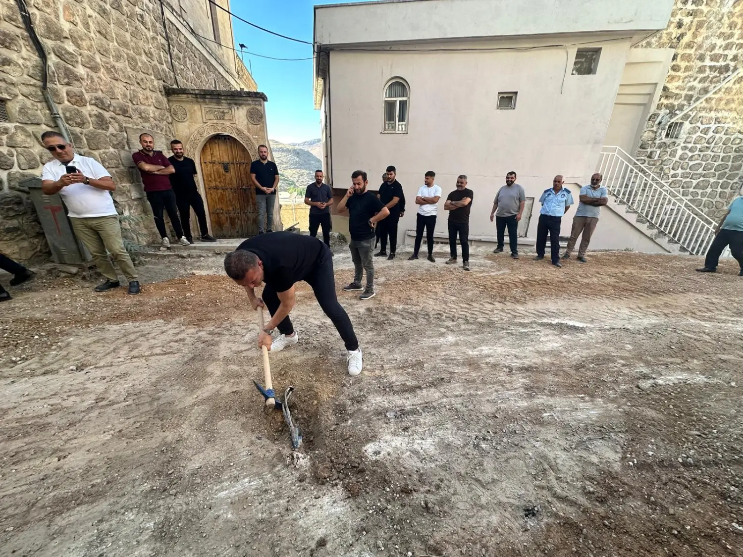 Başkan Hamidi kazma küreği aldı sahaya indi