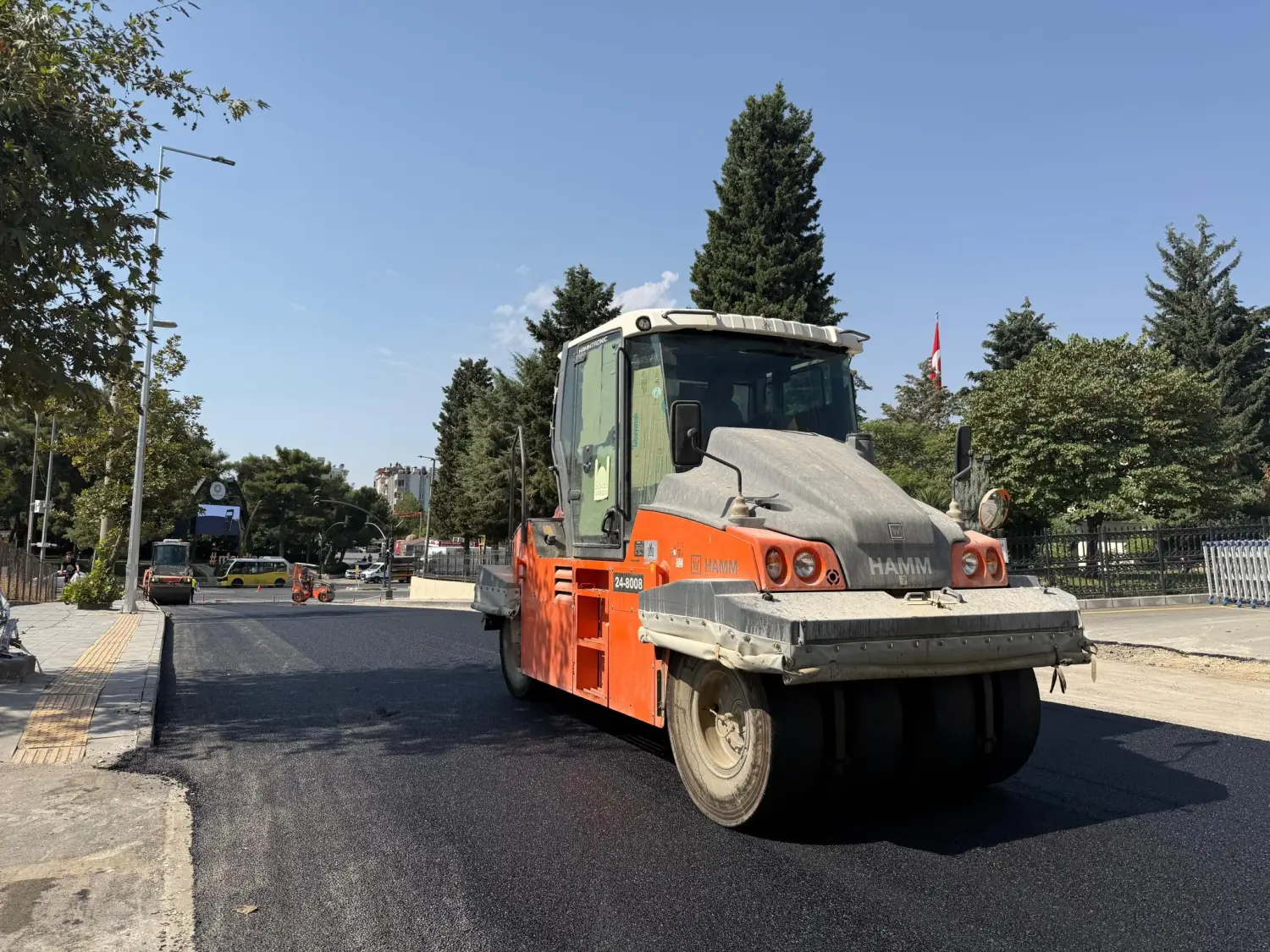 15 Temmuz Şehitler Caddesi’nde asfalt çalışması