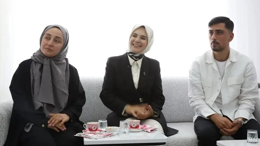 Bakan Göktaş, evlilik kredisinden yararlanan yeni evli çiftin ilk misafiri oldu