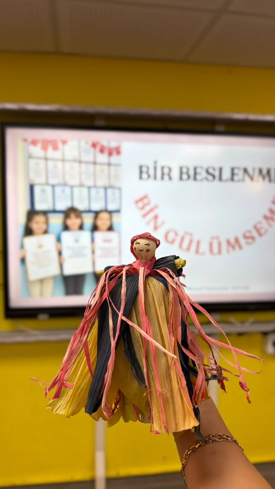 Mısır kabuklarını el emeği ürünlere dönüştürdüler