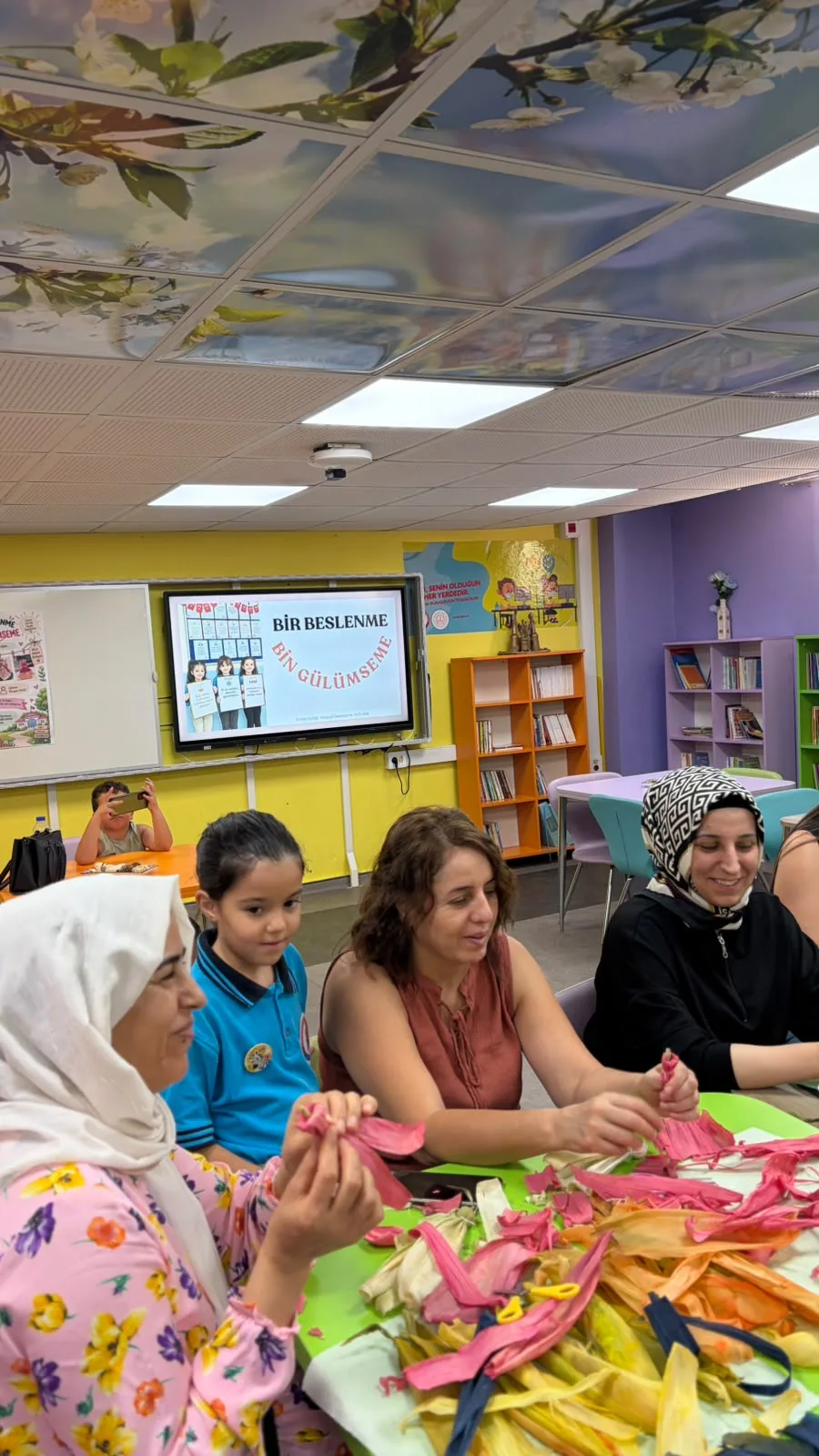 Mısır kabuklarını el emeği ürünlere dönüştürdüler