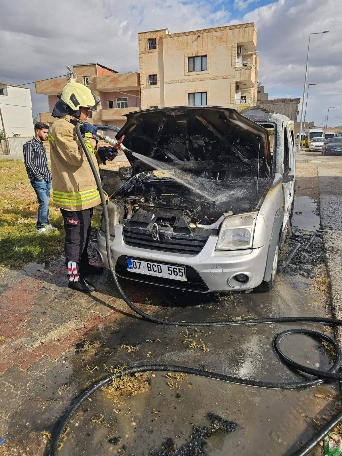 Park Halindeki Araç Alev Alev Yandı