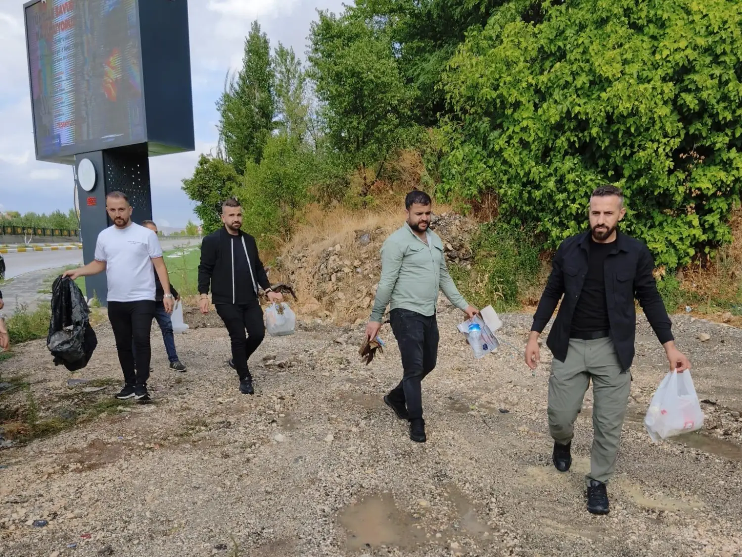 Savur’da yağış sonrası belediye ekipleri sahaya indi