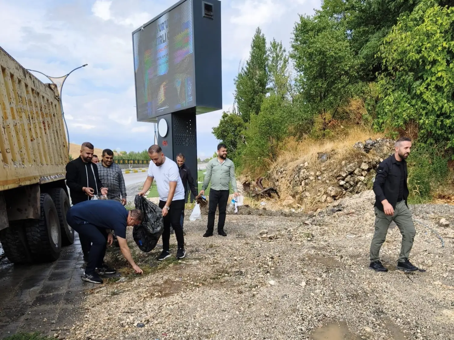 Savur’da yağış sonrası belediye ekipleri sahaya indi