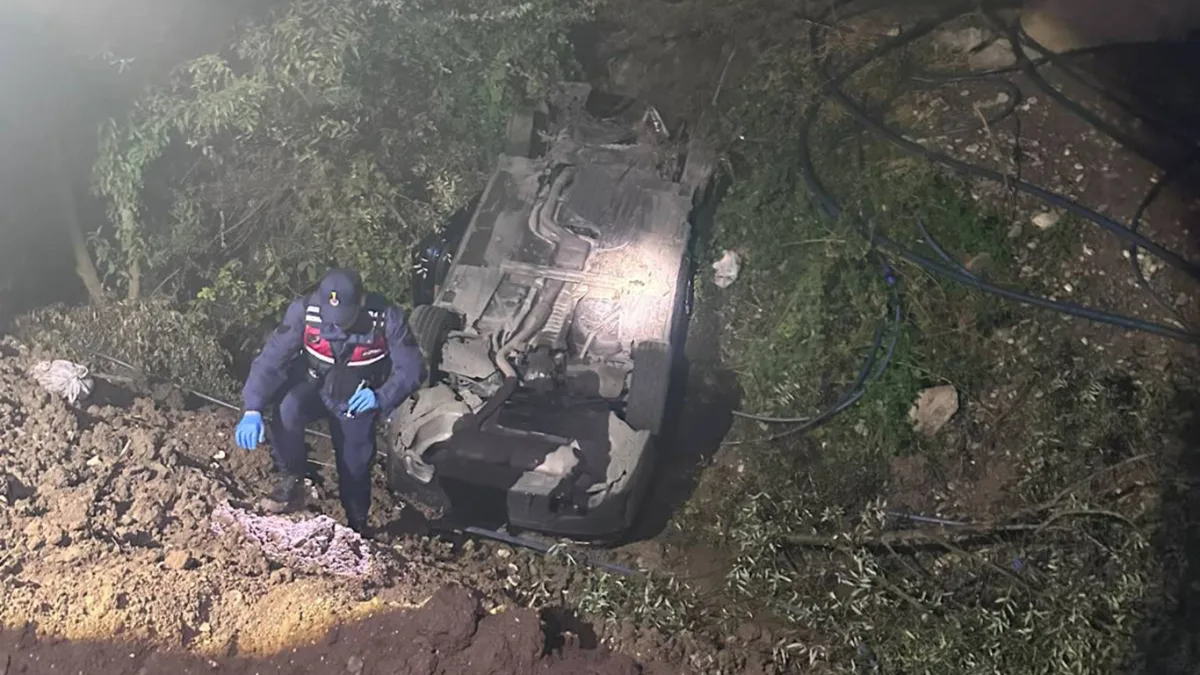 Batman’da uçuruma yuvarlanan otomobilde sıkışan sürücü kurtarıldı