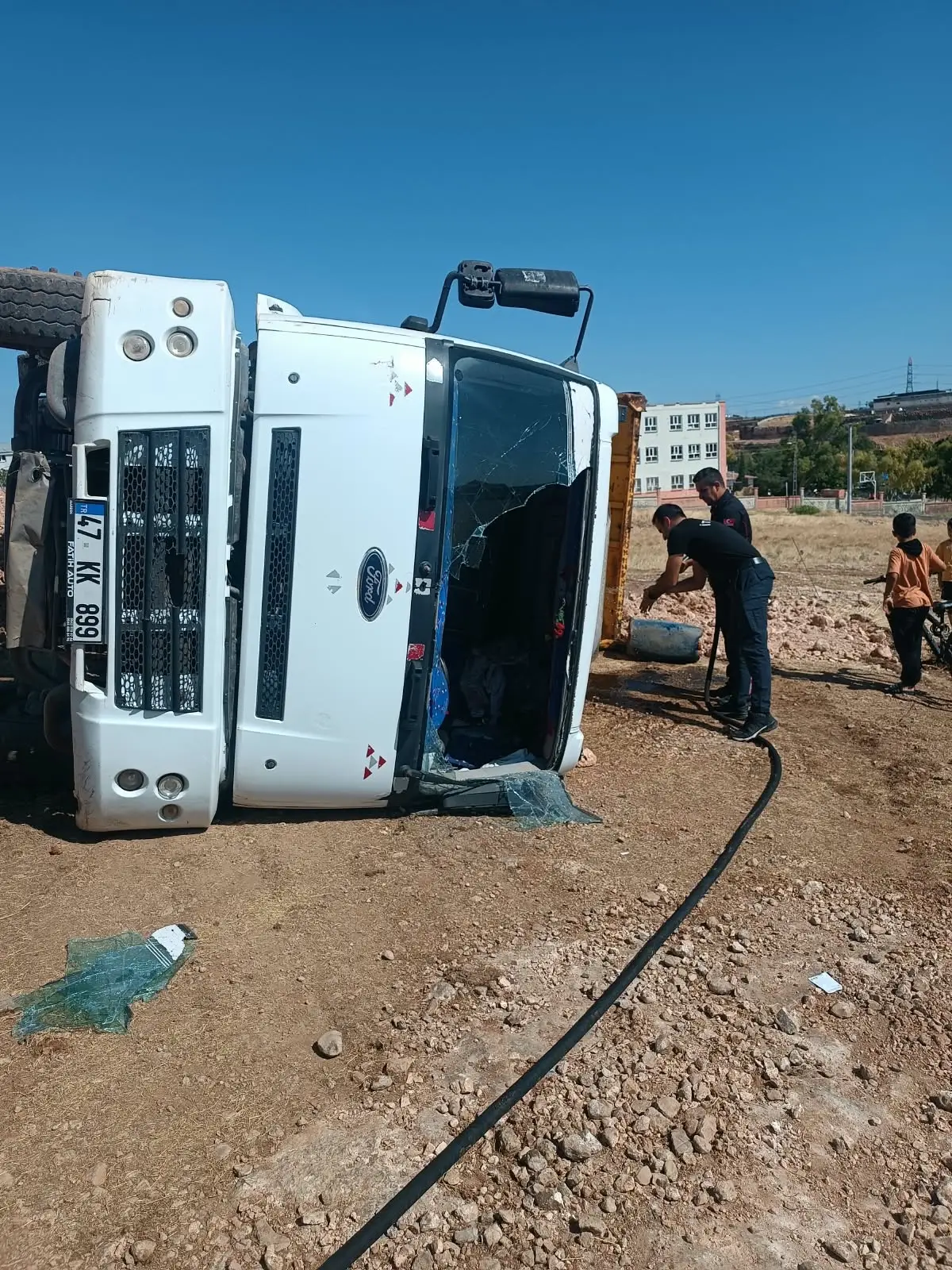 Kamyon devrildi, sürücü yaralandı