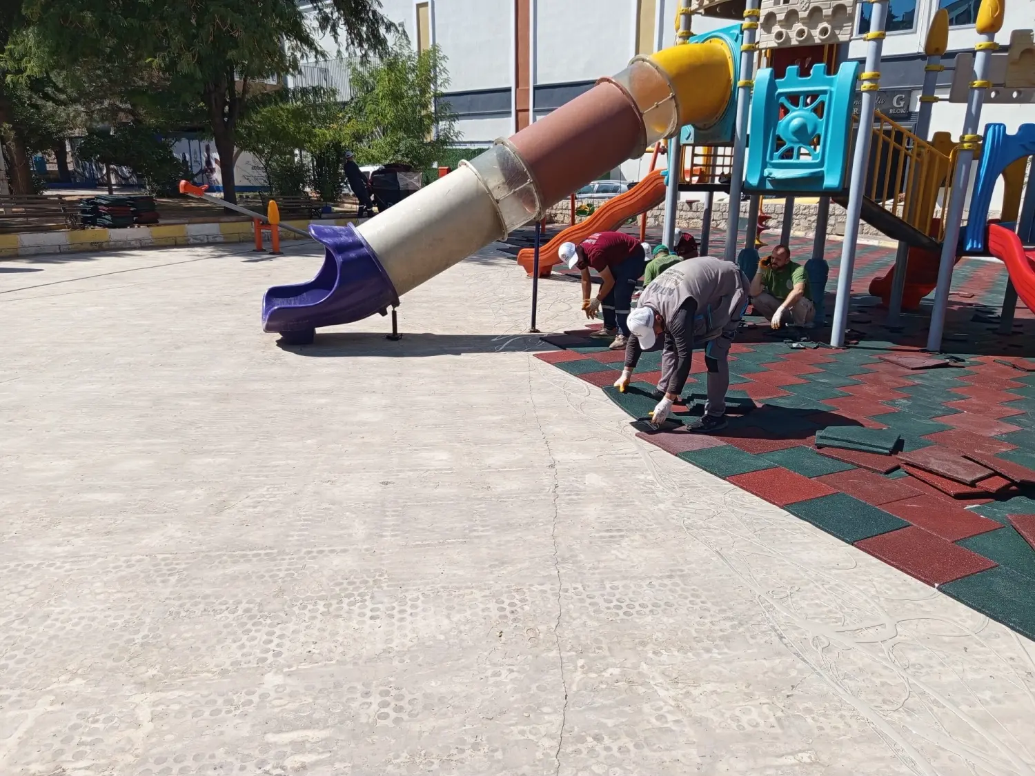 Artuklu Belediyesi Parklarda Bakım ve Yenileme Çalışmalarını Sürdürüyor