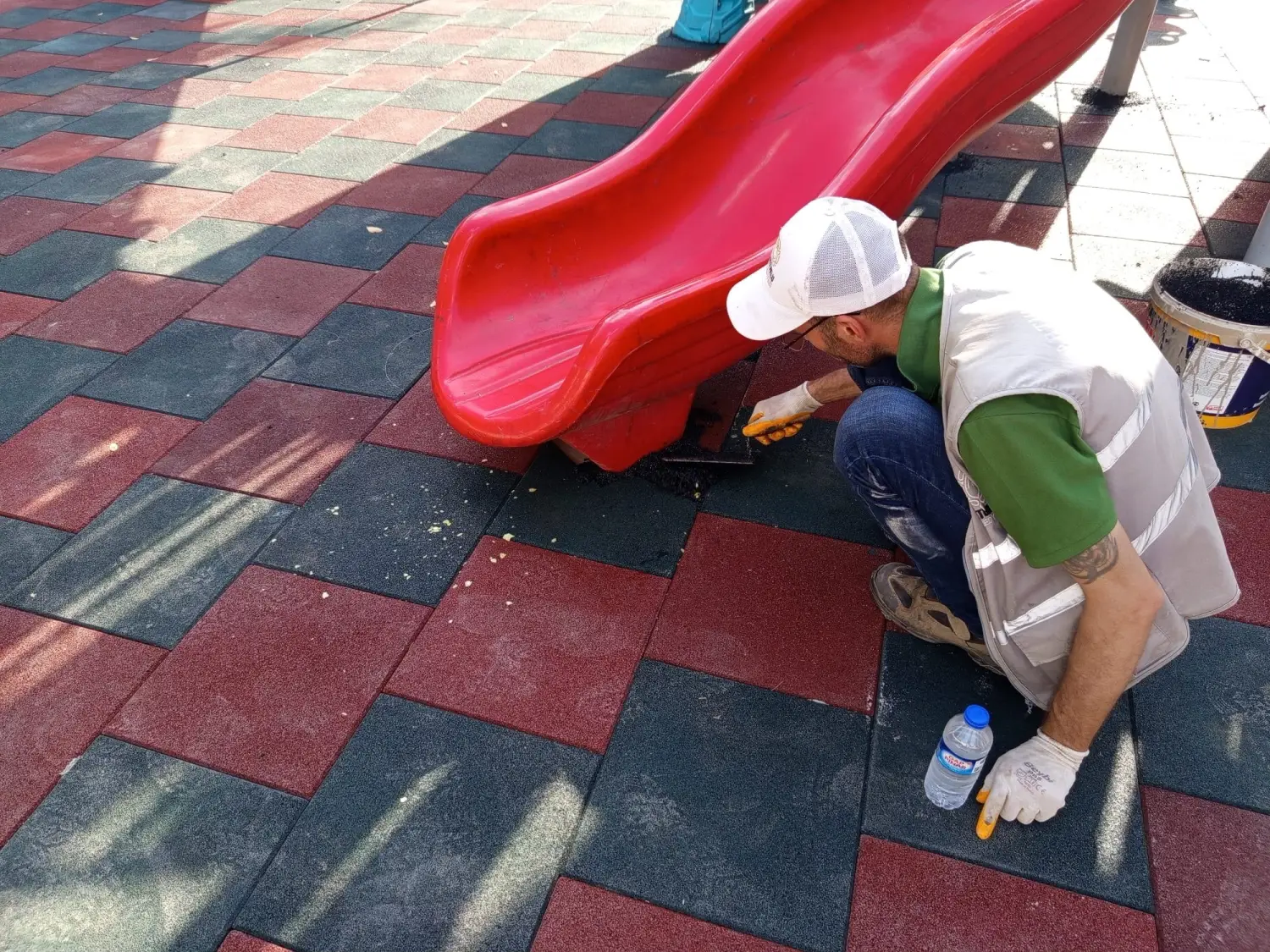 Artuklu Belediyesi Parklarda Bakım ve Yenileme Çalışmalarını Sürdürüyor