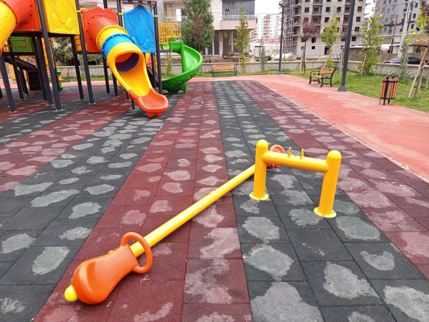 Artuklu Belediyesi Parklarda Bakım ve Yenileme Çalışmalarını Sürdürüyor