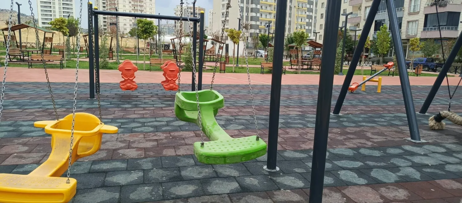 Artuklu Belediyesi Parklarda Bakım ve Yenileme Çalışmalarını Sürdürüyor