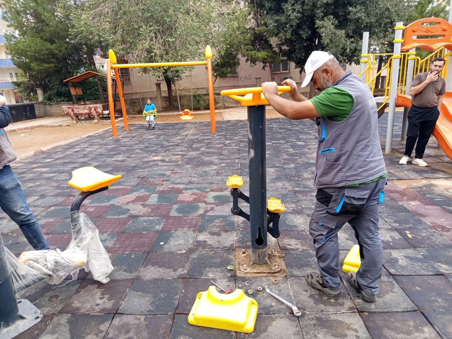 Artuklu Belediyesi Parklarda Bakım ve Yenileme Çalışmalarını Sürdürüyor