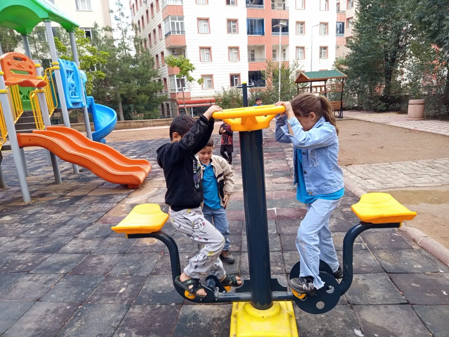 Artuklu Belediyesi Parklarda Bakım ve Yenileme Çalışmalarını Sürdürüyor