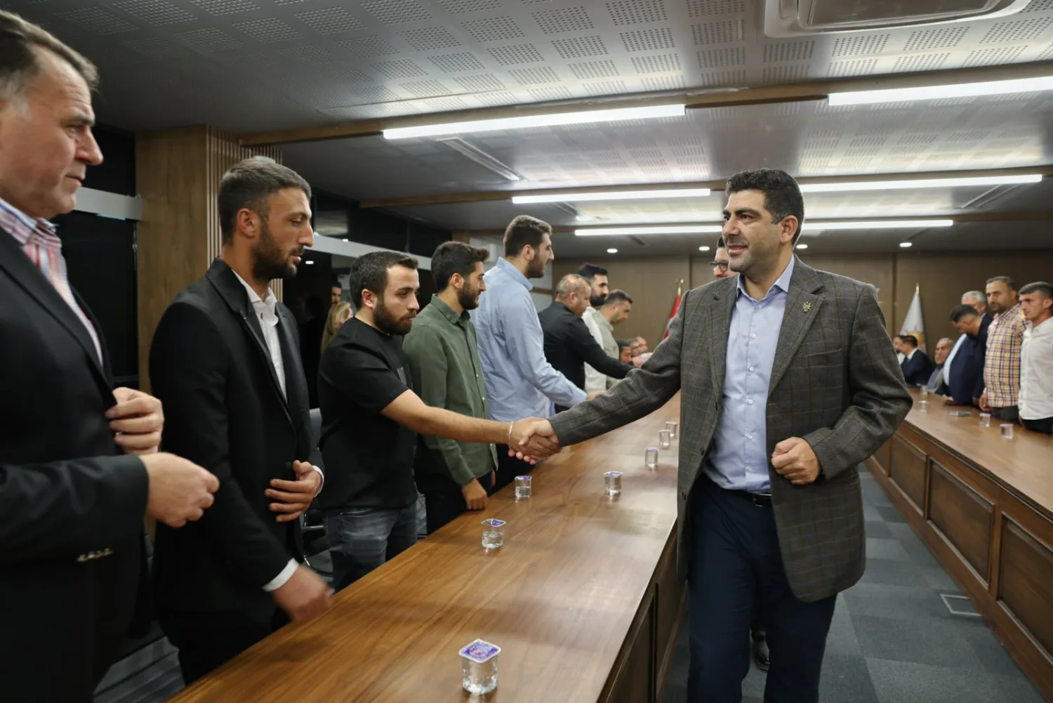 Süs, Örnek ve Yıldız aileleri AK Parti’ye katıldı