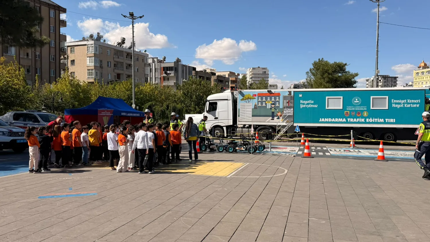 Mardin’de trafik kuralları uygulamalı anlatıldı: Çocuklar öğrendi, yetişkinler kazayı deneyimledi