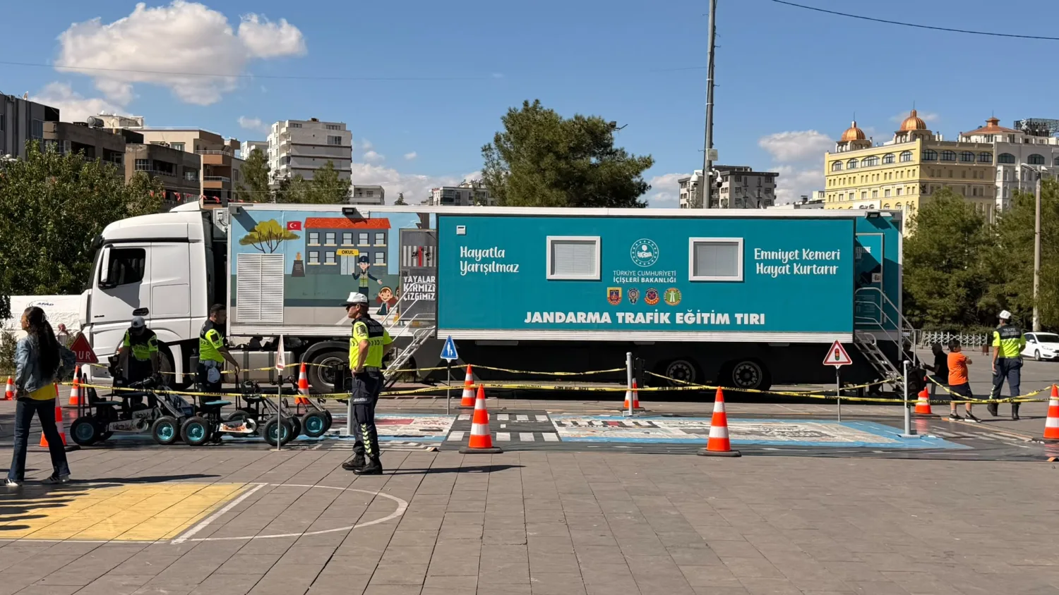 Mardin’de trafik kuralları uygulamalı anlatıldı: Çocuklar öğrendi, yetişkinler kazayı deneyimledi