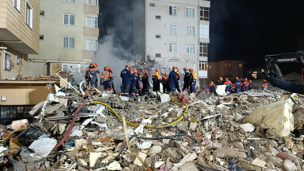 Maltepe'de çöken binada 3 kişiyi kurtarma çalışmaları devam ediyor