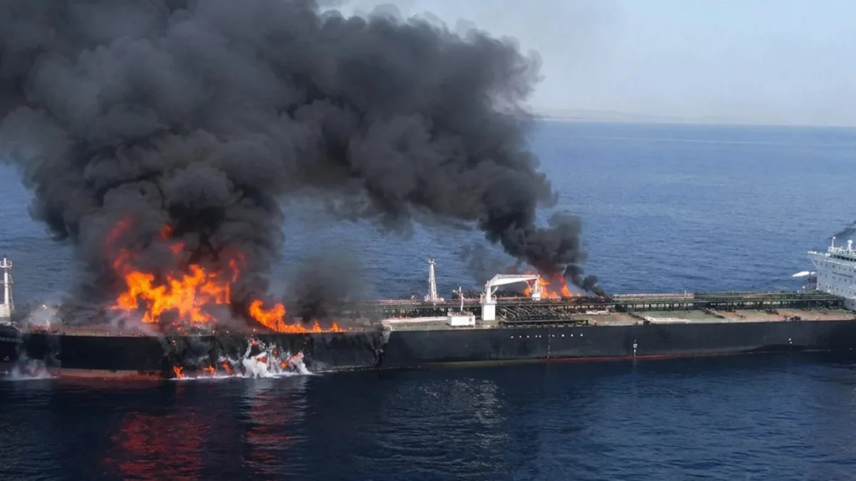 Hürmüz Boğazı’nda bir süper tanker mayına çarptı