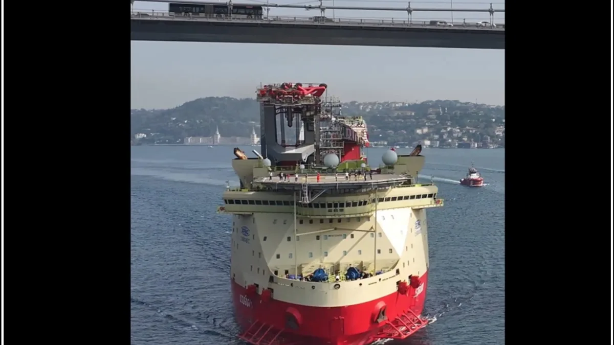 Boğaz’dan dev boru döşeme gemisi geçti 