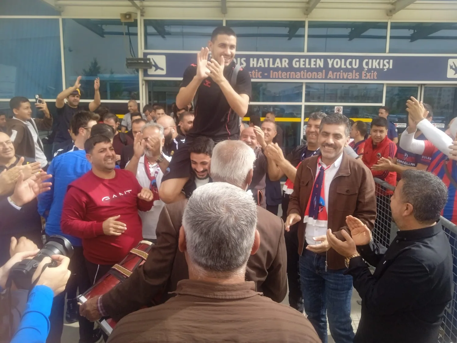 Bursaspor’u Deviren Mardinspor’a Muhteşem Karşılama! Havalimanında Yer Yerinden Oynadı
