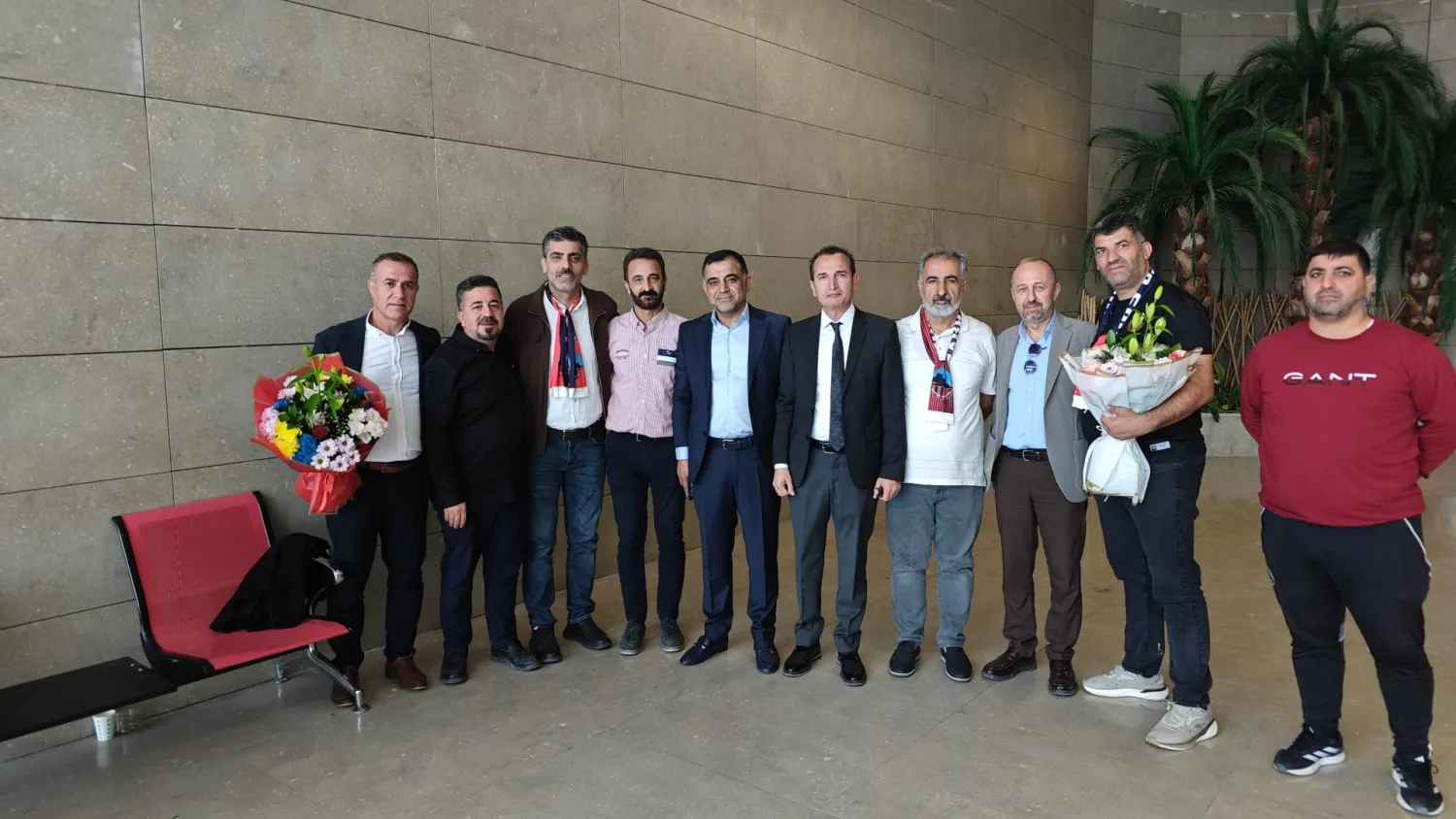 Bursaspor’u Deviren Mardinspor’a Muhteşem Karşılama! Havalimanında Yer Yerinden Oynadı