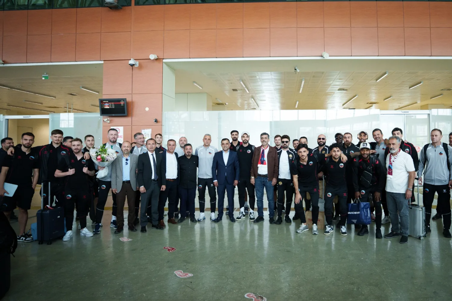 Bursaspor’u Deviren Mardinspor’a Muhteşem Karşılama! Havalimanında Yer Yerinden Oynadı