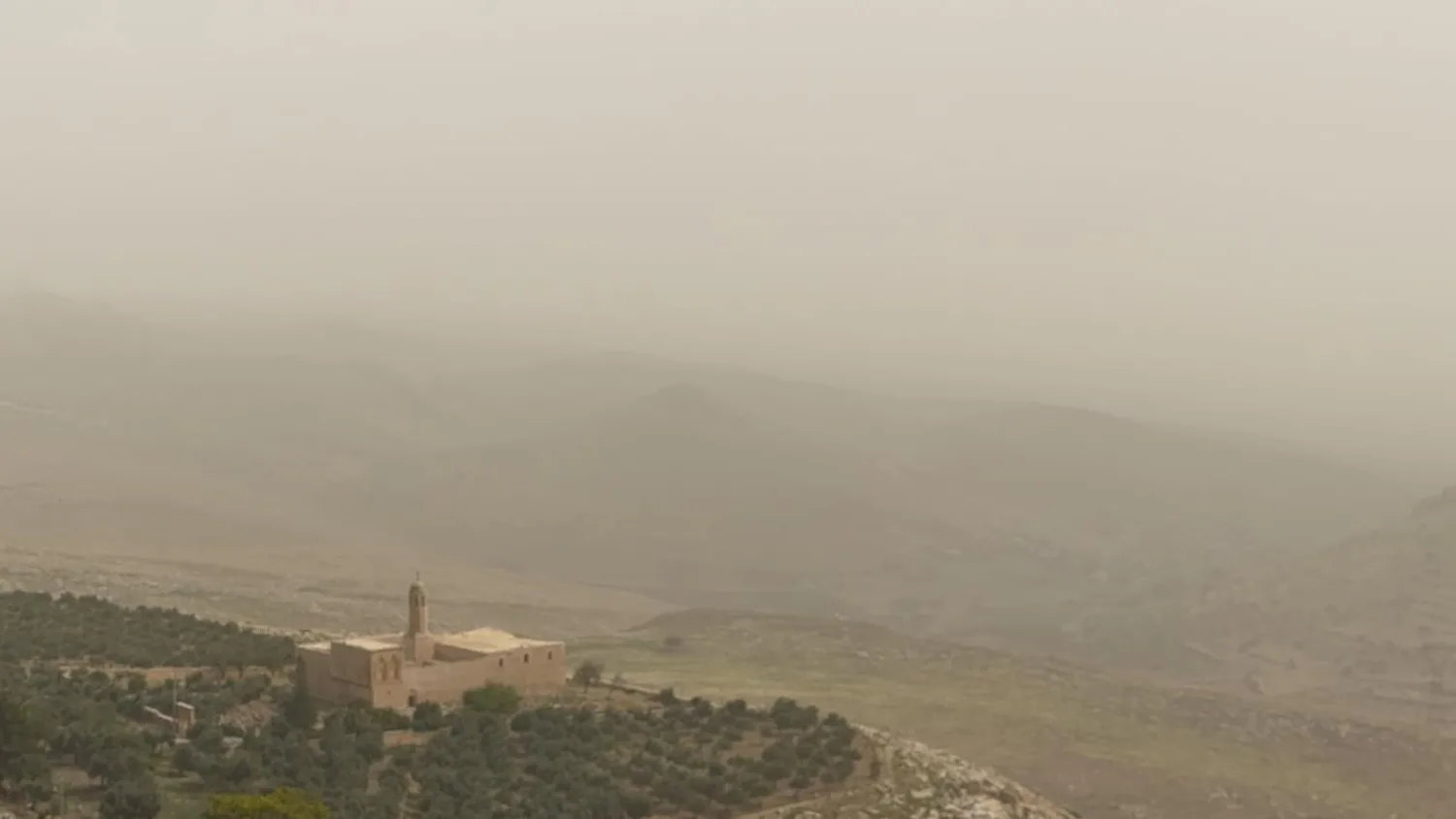 Mardin Toz Bulutuna Teslim Oldu: Görüş Mesafesi Düştü, Vatandaşlar Nefes Almakta Zorlandı