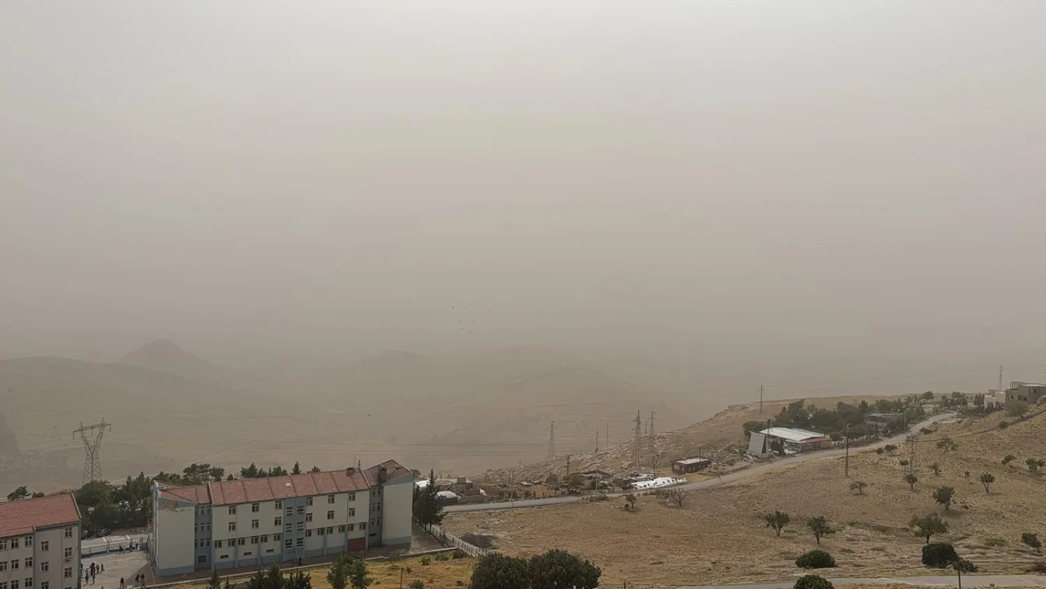 Mardin Toz Bulutuna Teslim Oldu: Görüş Mesafesi Düştü, Vatandaşlar Nefes Almakta Zorlandı
