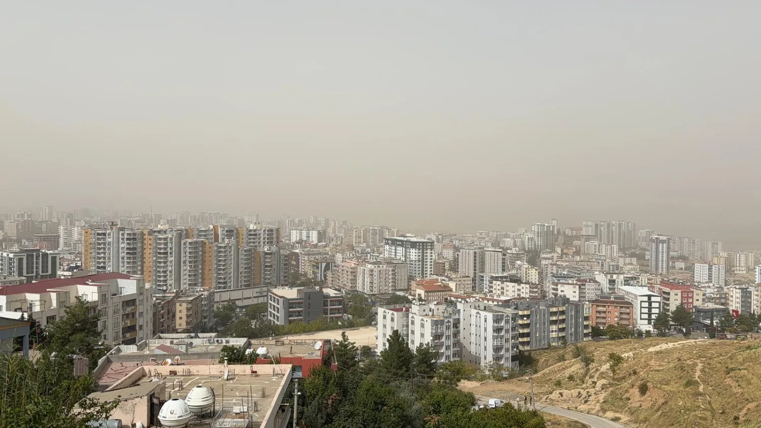 Mardin Toz Bulutuna Teslim Oldu: Görüş Mesafesi Düştü, Vatandaşlar Nefes Almakta Zorlandı