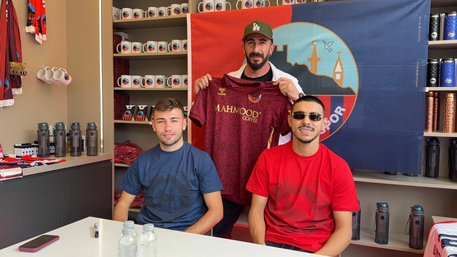 Mardin 1969 Spor'lu futbolcular taraftarlarla imza gününde buluştu