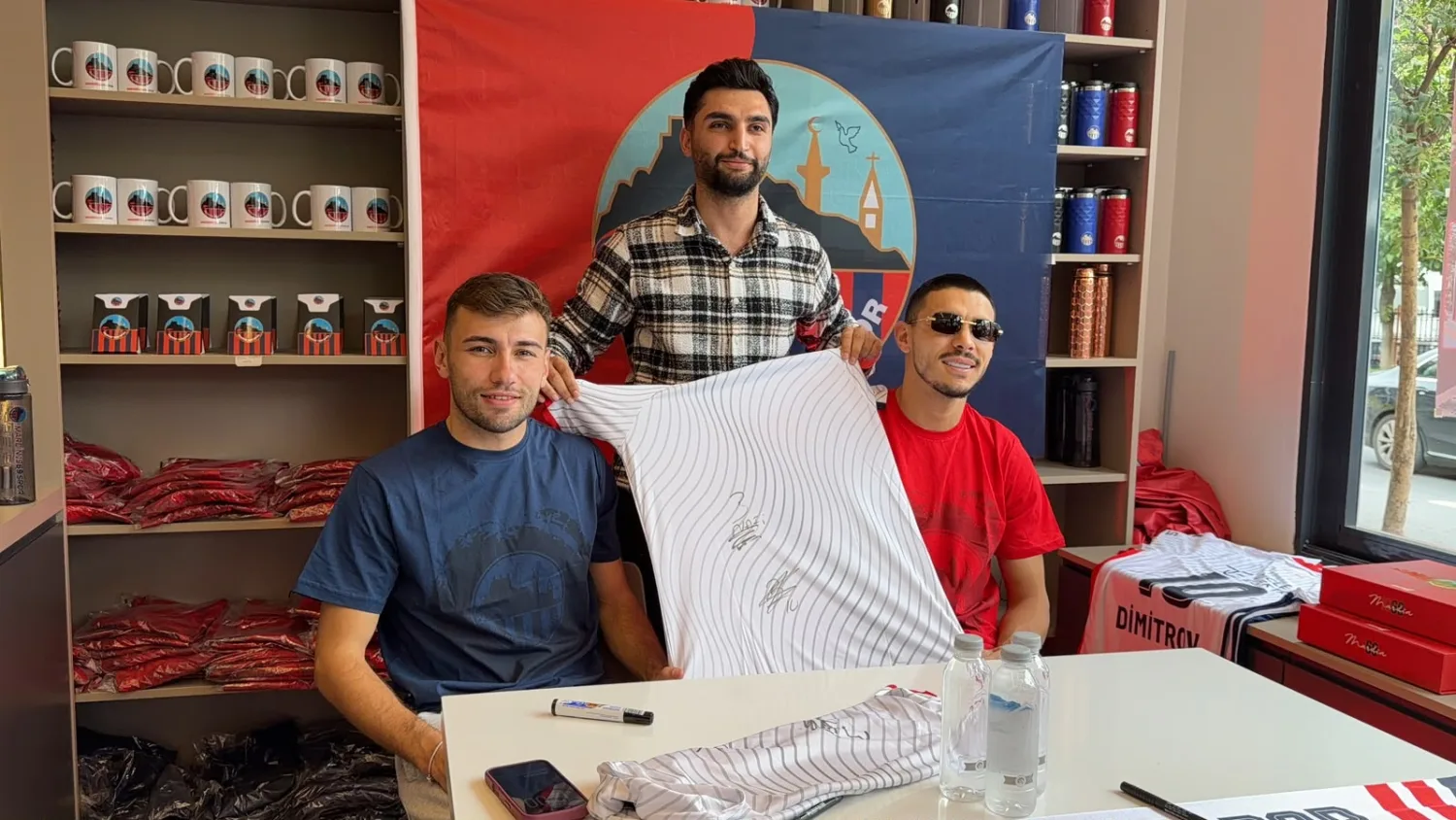Mardin 1969 Spor'lu futbolcular taraftarlarla imza gününde buluştu