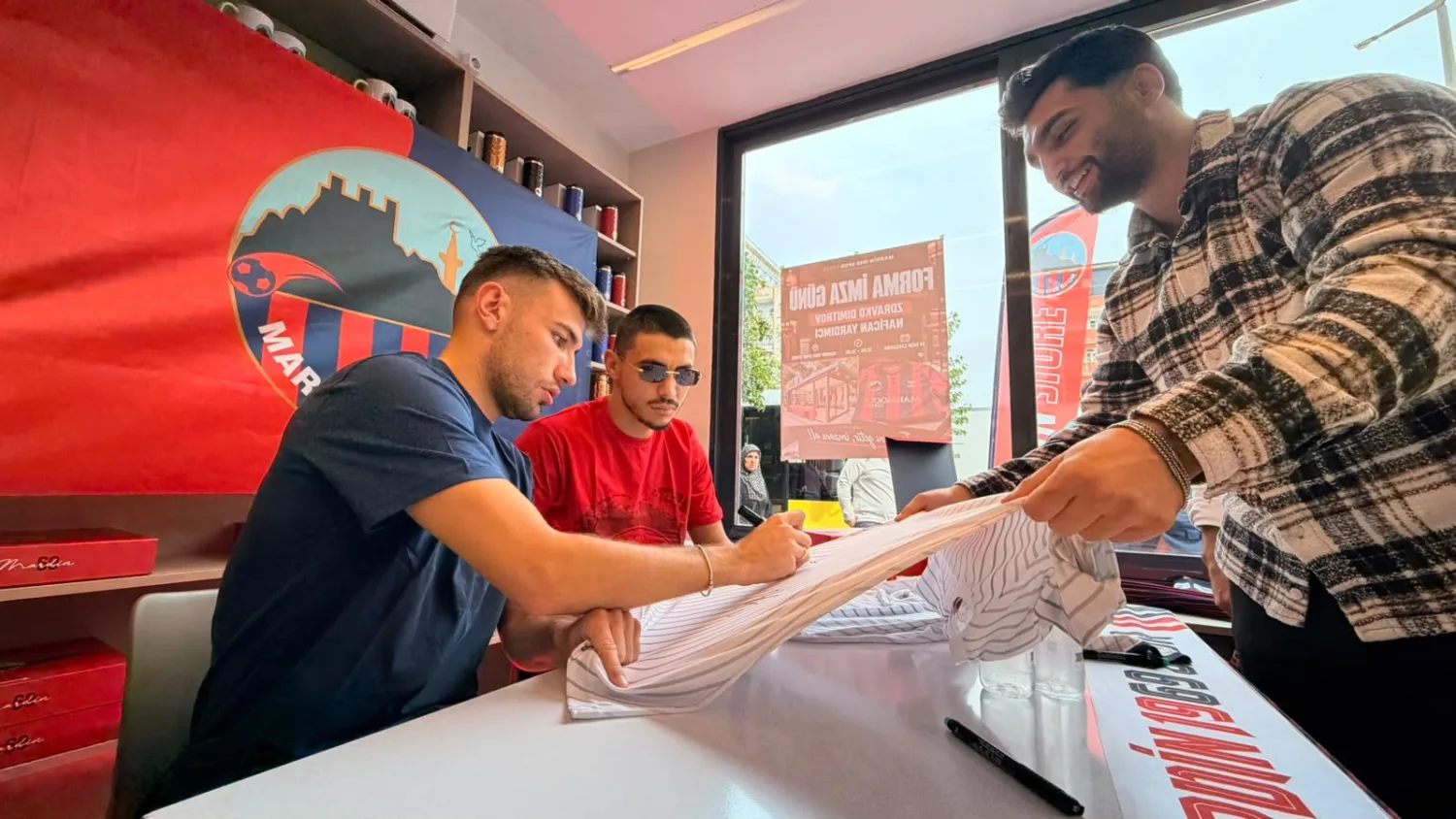 Mardin 1969 Spor'lu futbolcular taraftarlarla imza gününde buluştu