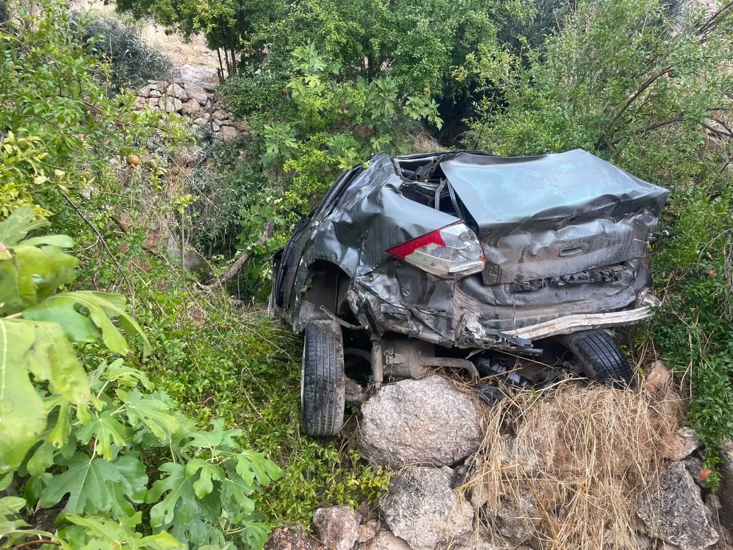 Mardin'de feci trafik kazası, otomobil uçuruma düştü
