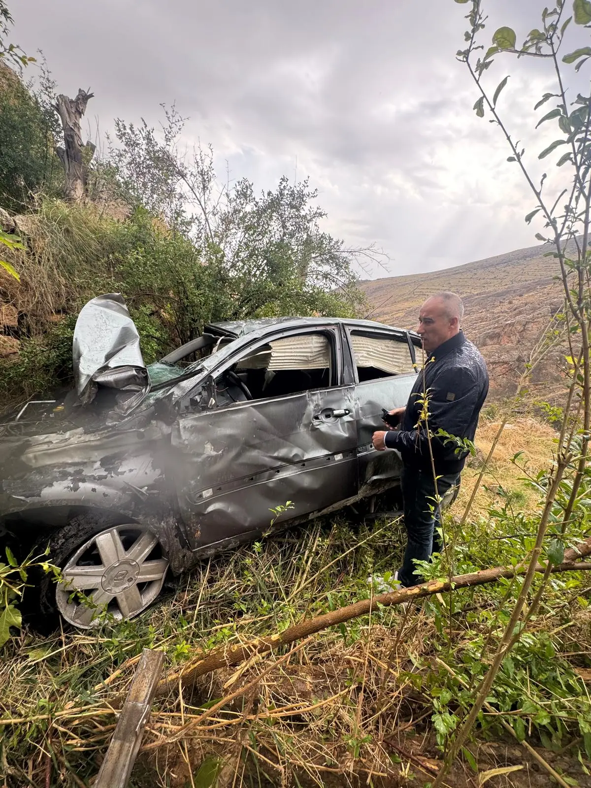 Mardin'de feci trafik kazası, otomobil uçuruma düştü
