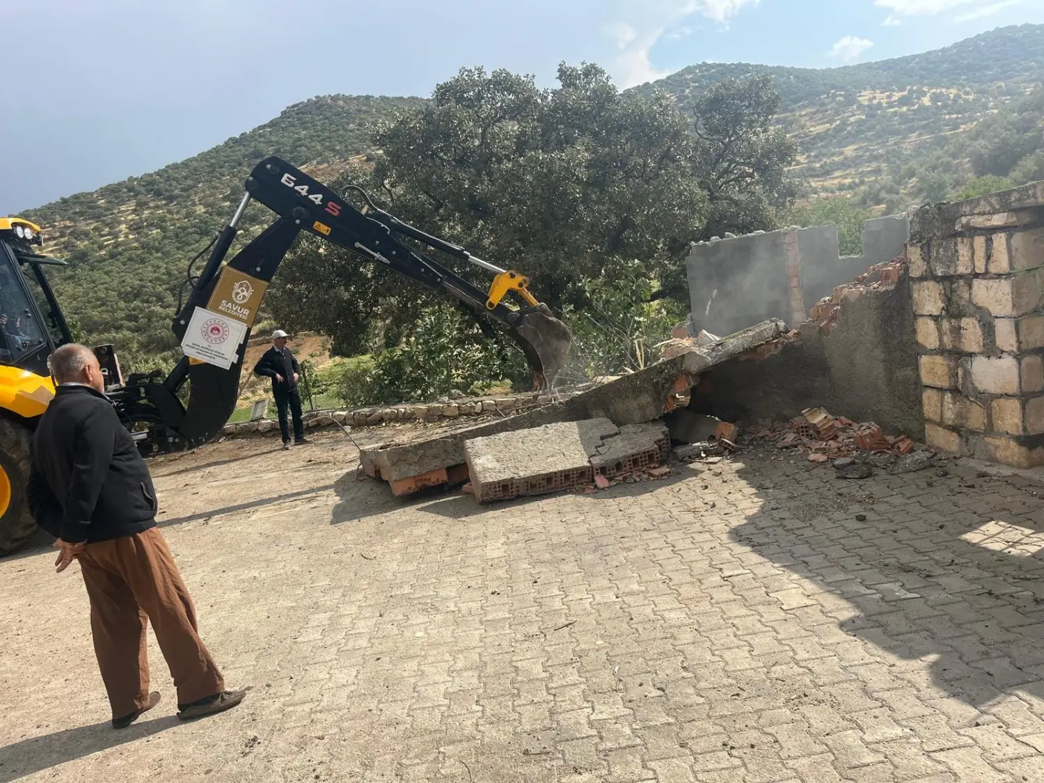 Savur’da Tehlike Oluşturan Eski Yapılar Kaldırıldı