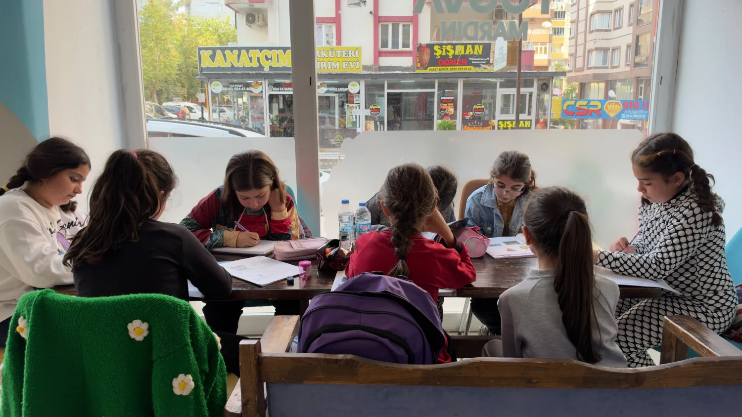 Hem öğreniyor, hem kendilerini geliştiriyorlar